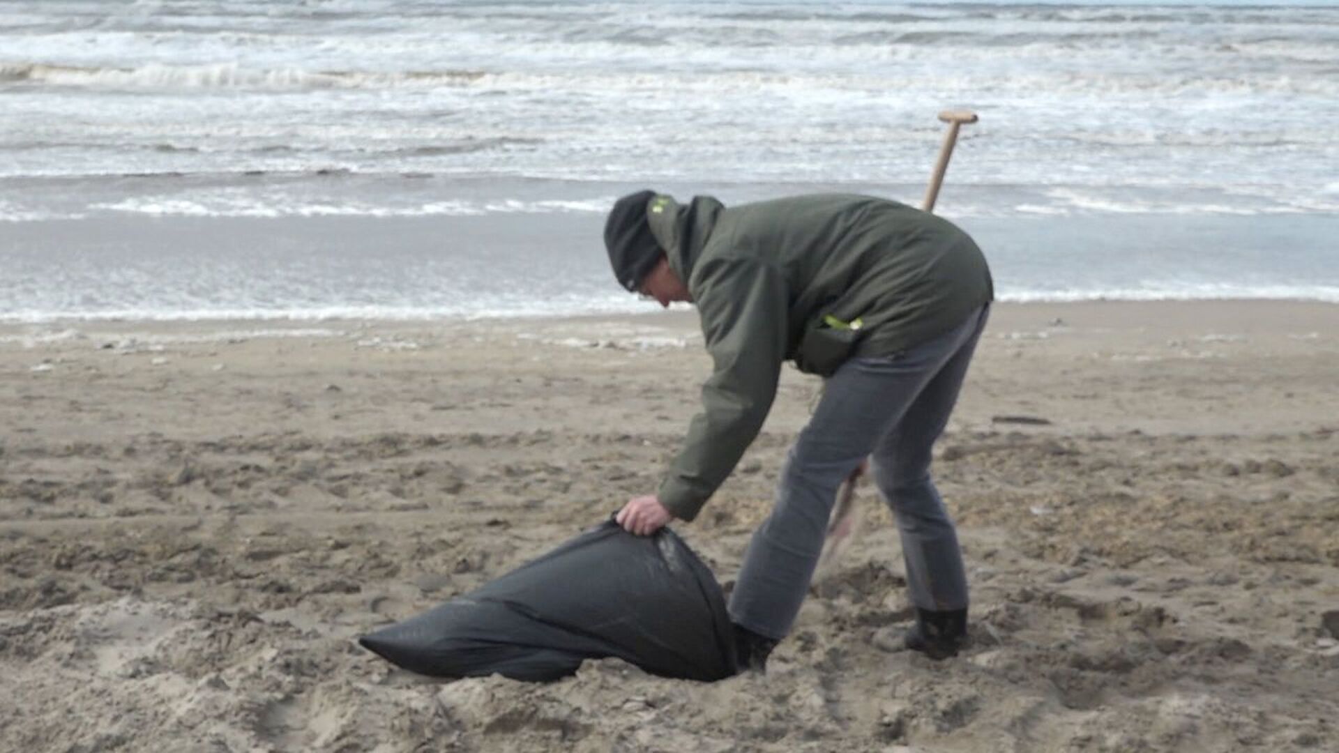 Foto: verdachte pakket strand.jpg